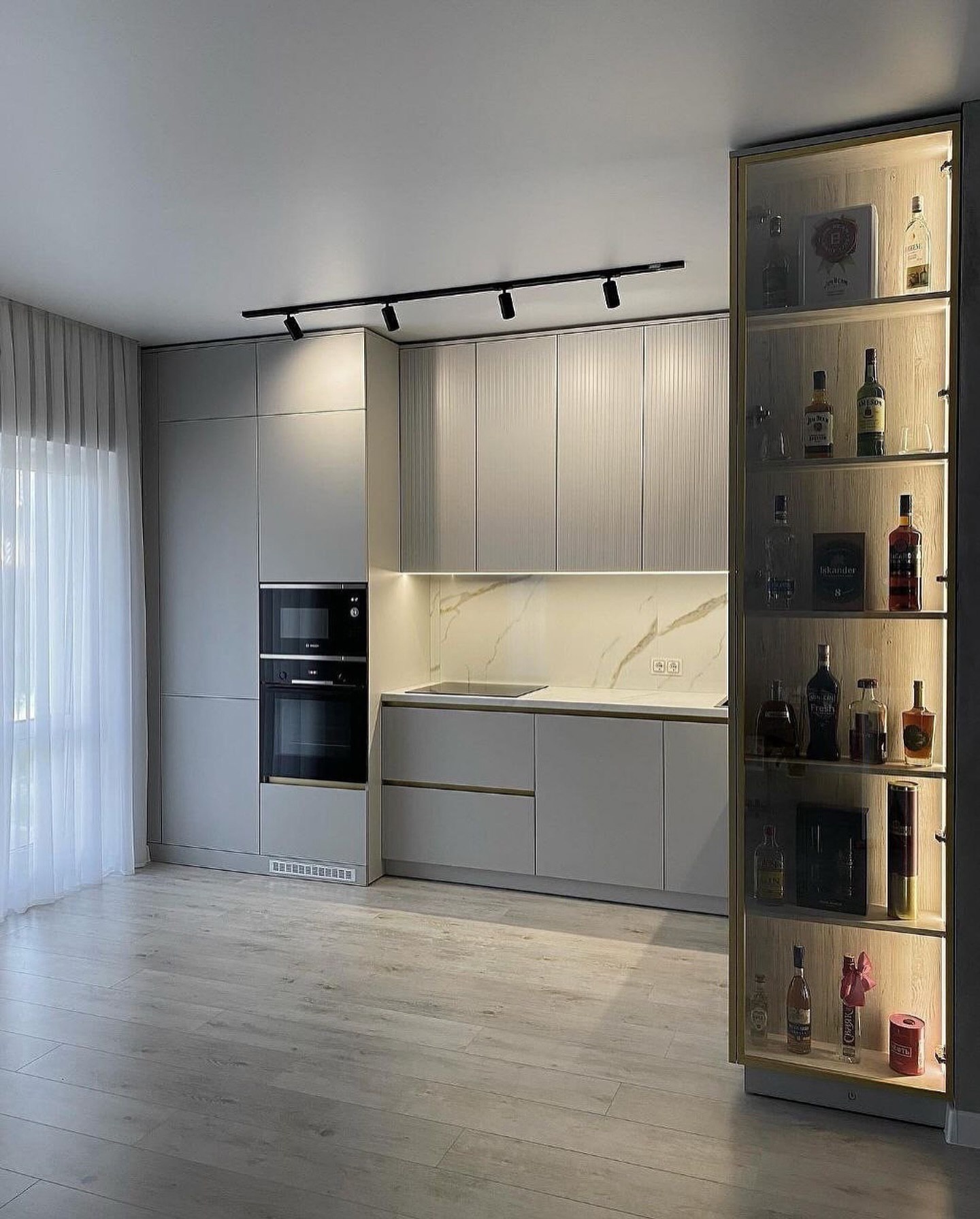 Минималистичная кухня с витриной